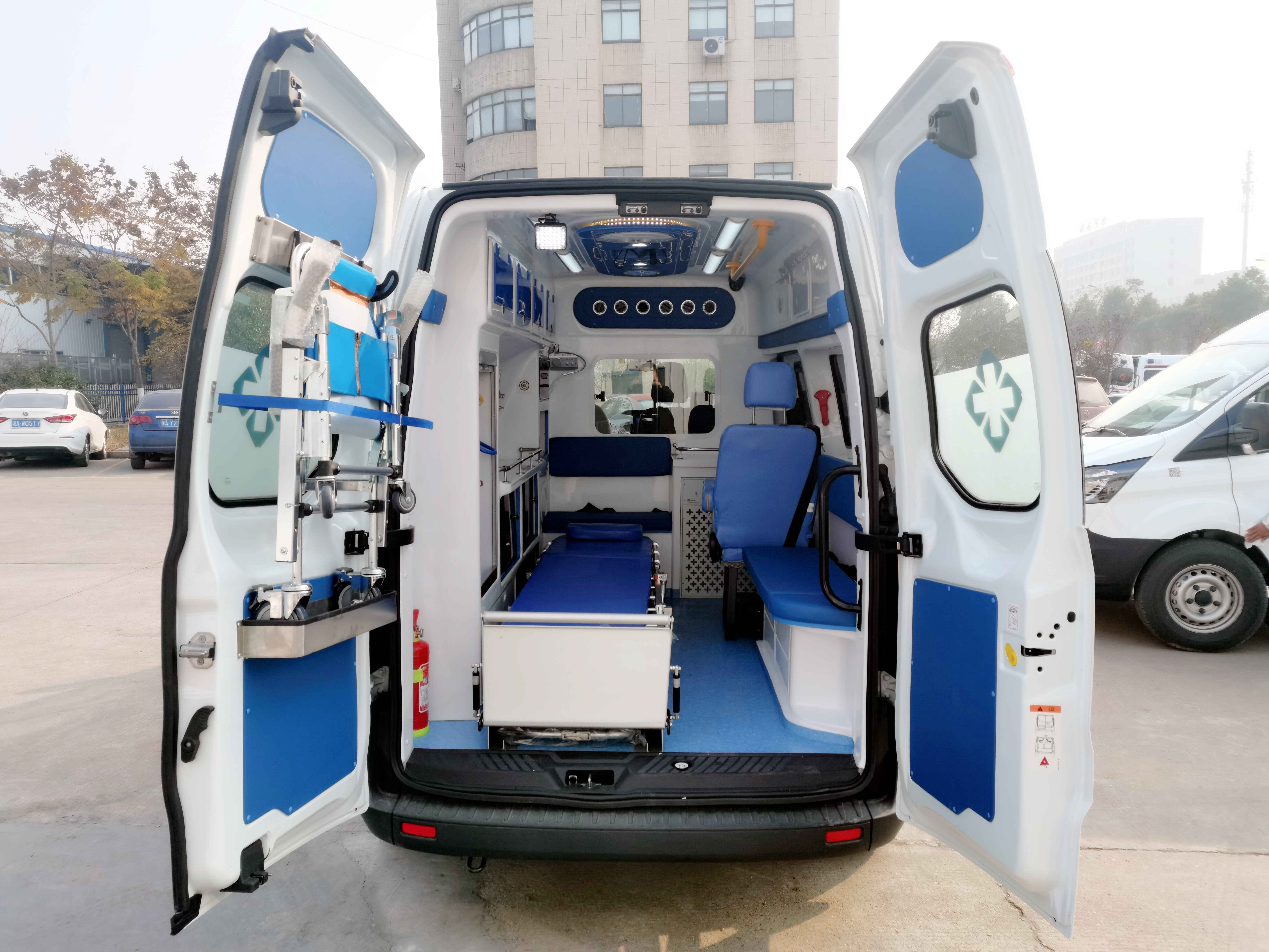 星通牌福特新全顺v362中轴中顶柴油救护车