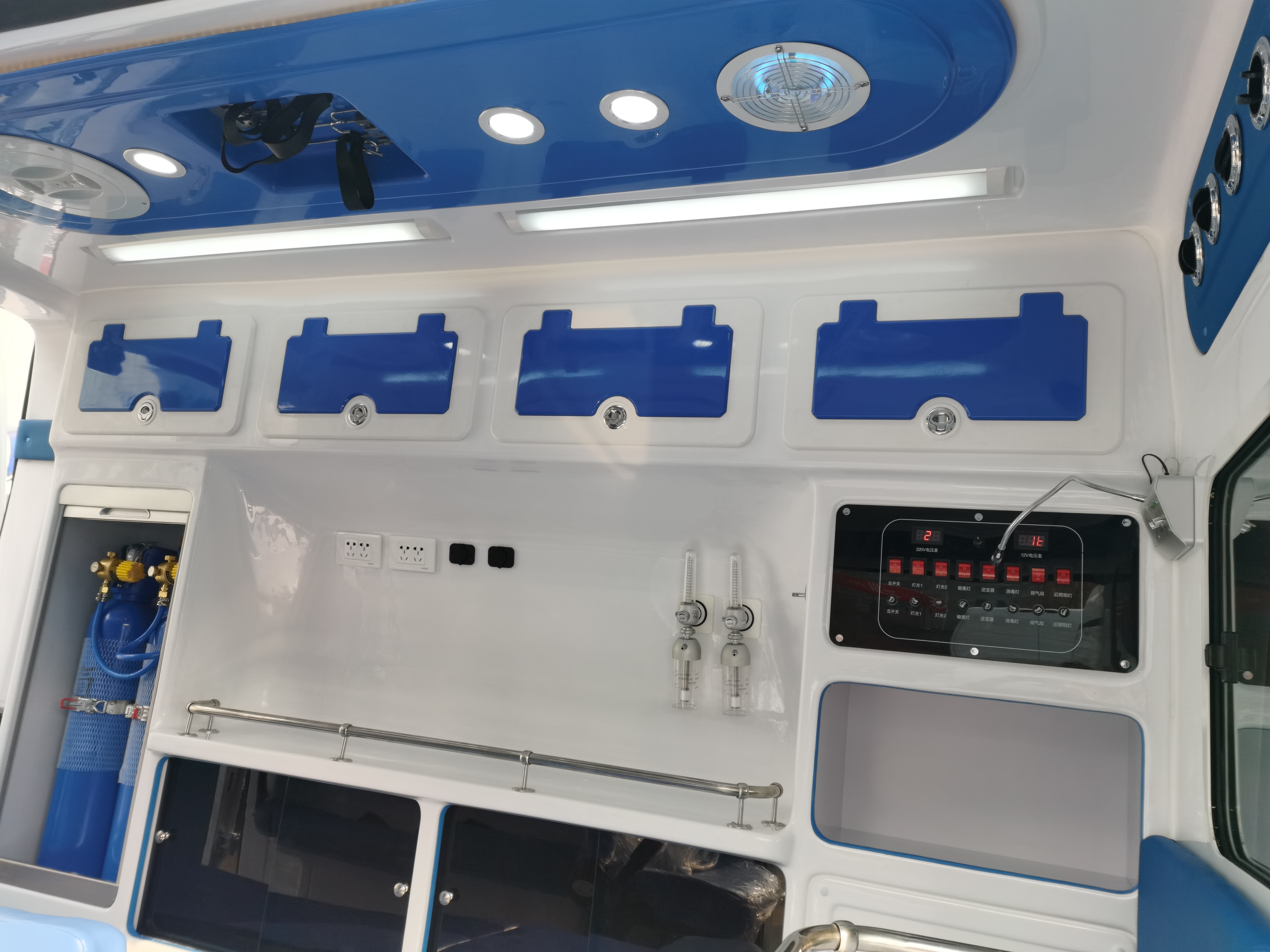 星通牌福特新全顺v362中轴中顶柴油救护车